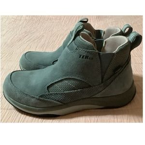 Woman’s 8 1/2 M, LlBean pink and gray waterproof insulated short boots EUC